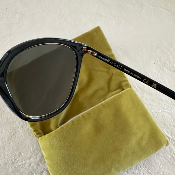 Gucci Sunglasses with Chain never been worn! - Picture 4 of 10